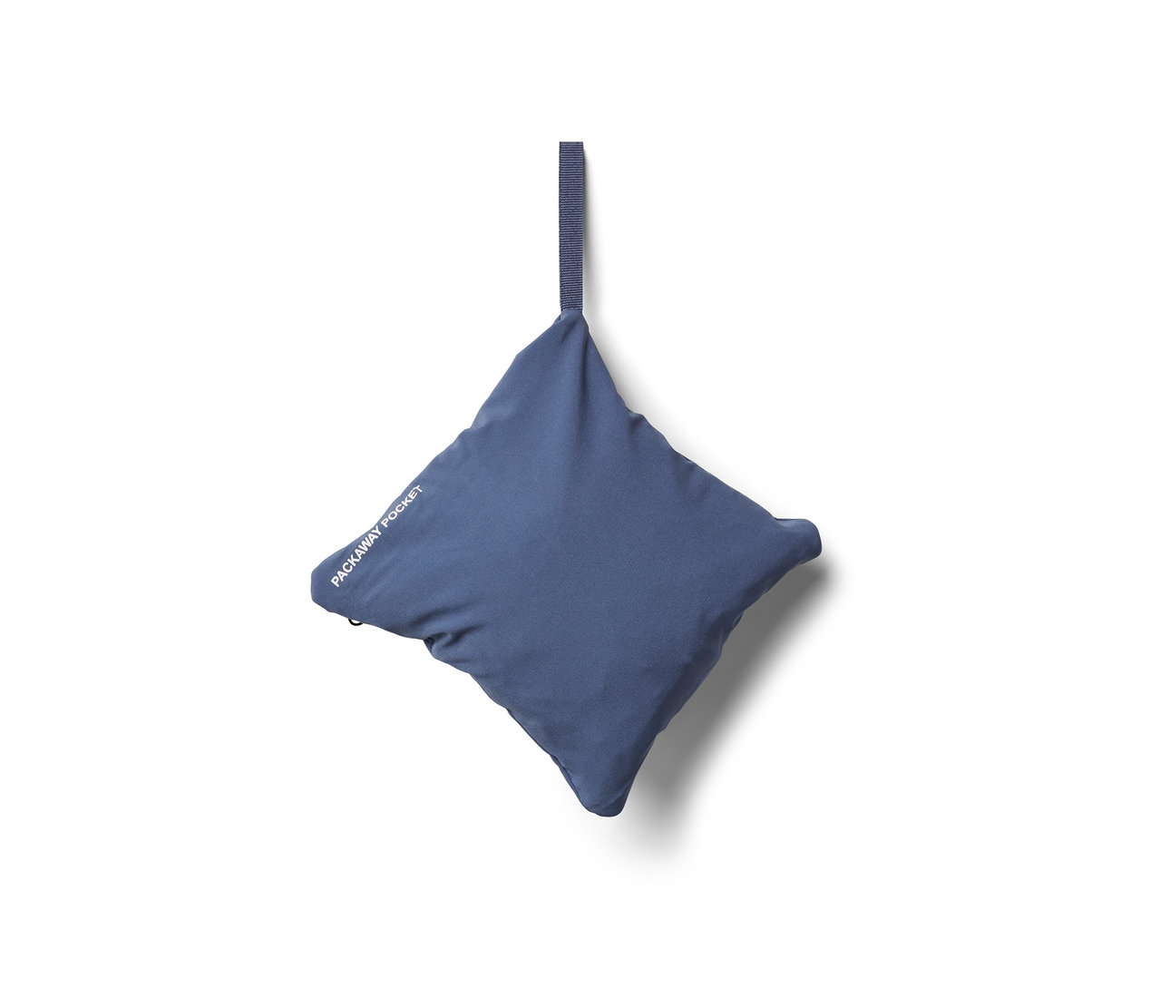 Eine blaue, packbare Shorts mit einer Schlaufe zum Aufhängen.