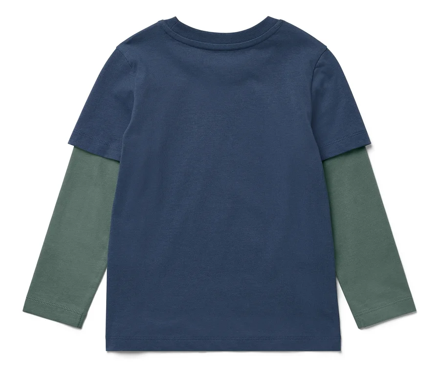 Blaues T-Shirt mit langen, grünen Ärmeln.