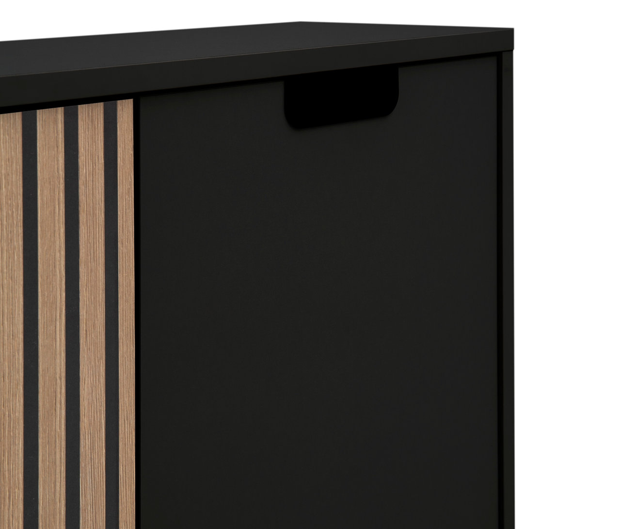Detailansicht einer niedrigen, mattschwarzen Kommode Ryker.
