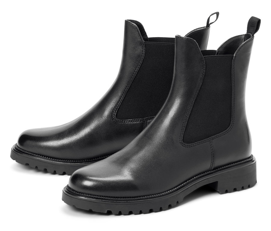 Zwei schwarze Chelsea Lederstiefel mit elastischen Seiteneinsätzen und einer robusten Sohle.