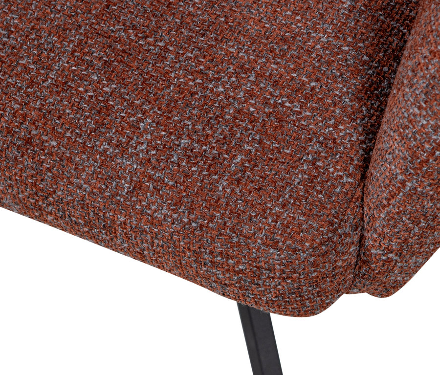 Detailaufnahme von Stoff und Bein eines Woood Fenne Stuhls im Farbton Kastanie.