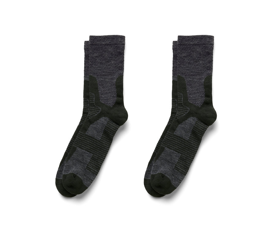 Zwei Paare grauer Wollsocken.