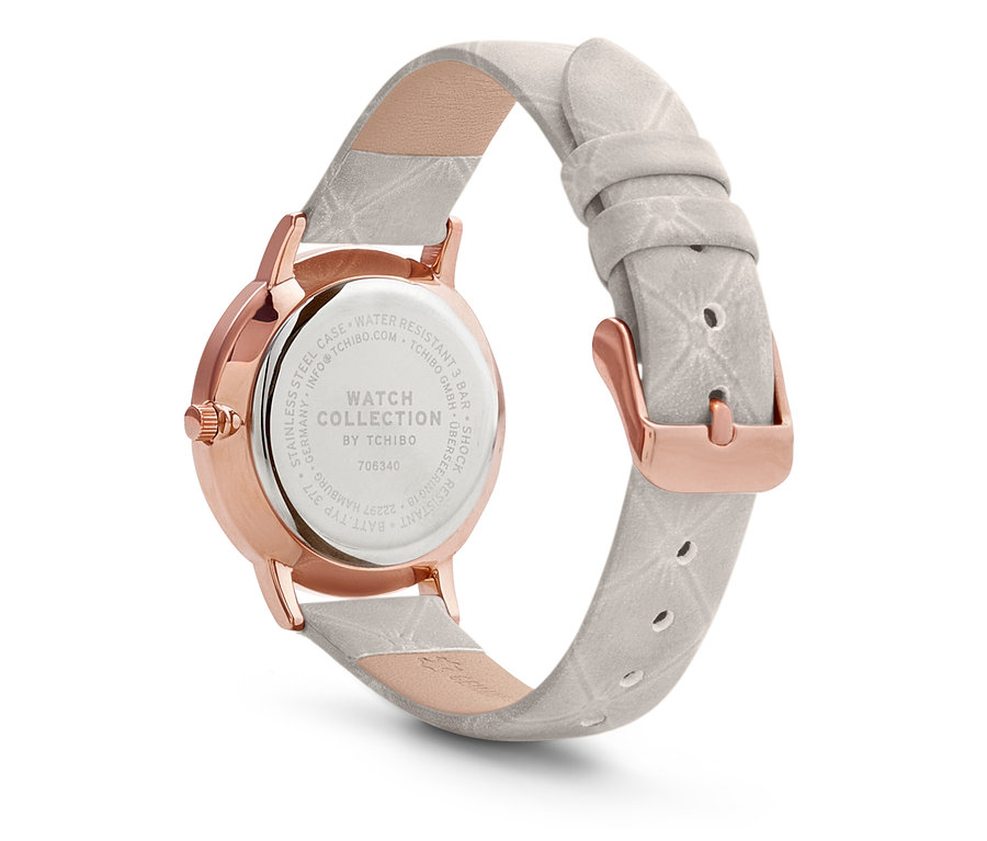 Detailaufnahme einer Armbanduhr mit Lederband.