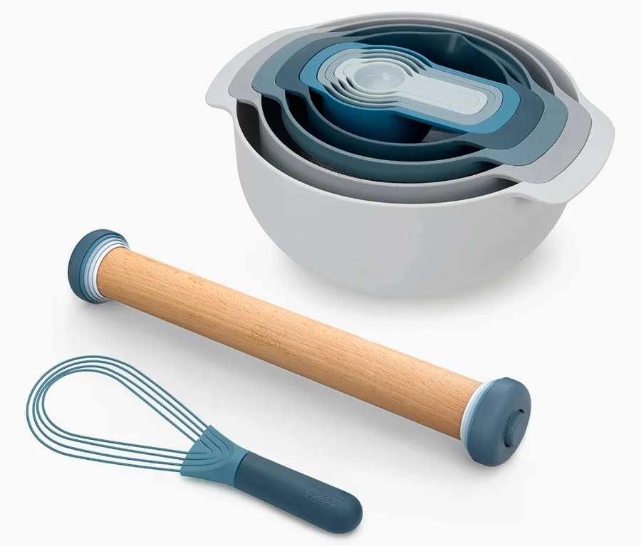 Joseph Joseph Back-Set, 3-teilig: Eine Reihe von unterschiedlich großen Schüsseln, Messlöffel, ein Nudelholz und ein Schneebesen sind auf einem weißen Hintergrund angeordnet.