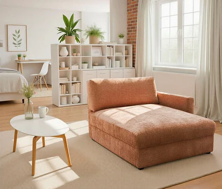 Ein rostfarbener DOMO Longchair »Sonderburg« rechts steht in einem hellen Wohnraum.