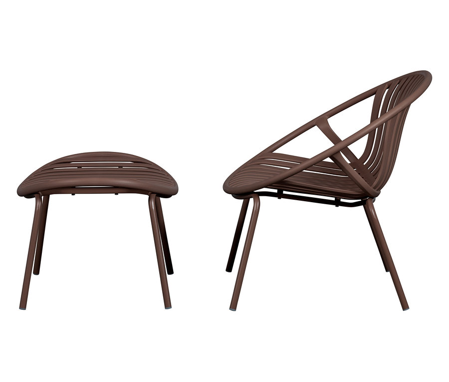 Brauner WOOOD Lounge Sessel mit Hocker steht vor einem weißen Hintergrund.