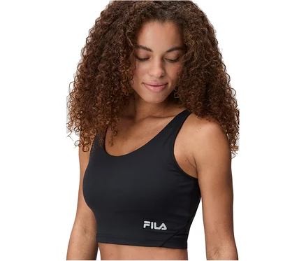 Frau mit lockigem braunem Haar trägt ein schwarzes FILA Damen-Sport-Bralette und blickt nach unten.
