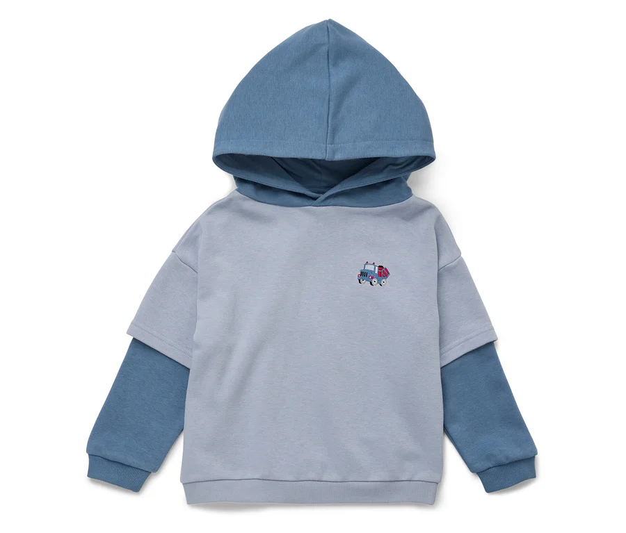 Hellblauer Kapuzenpullover mit kleinem Lastwagen-Aufnäher.