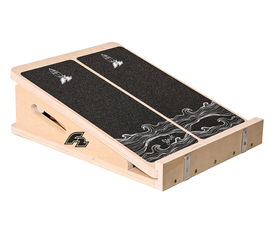 Das F2 Step on Balance Board aus Holz mit schwarzer, strukturierter Oberfläche und weißem Wellenmuster.