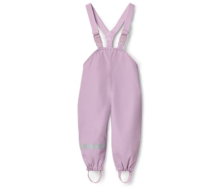 Lila Kinder-Regenhose mit Hosenträgern und reflektierendem Streifen am Bein.
