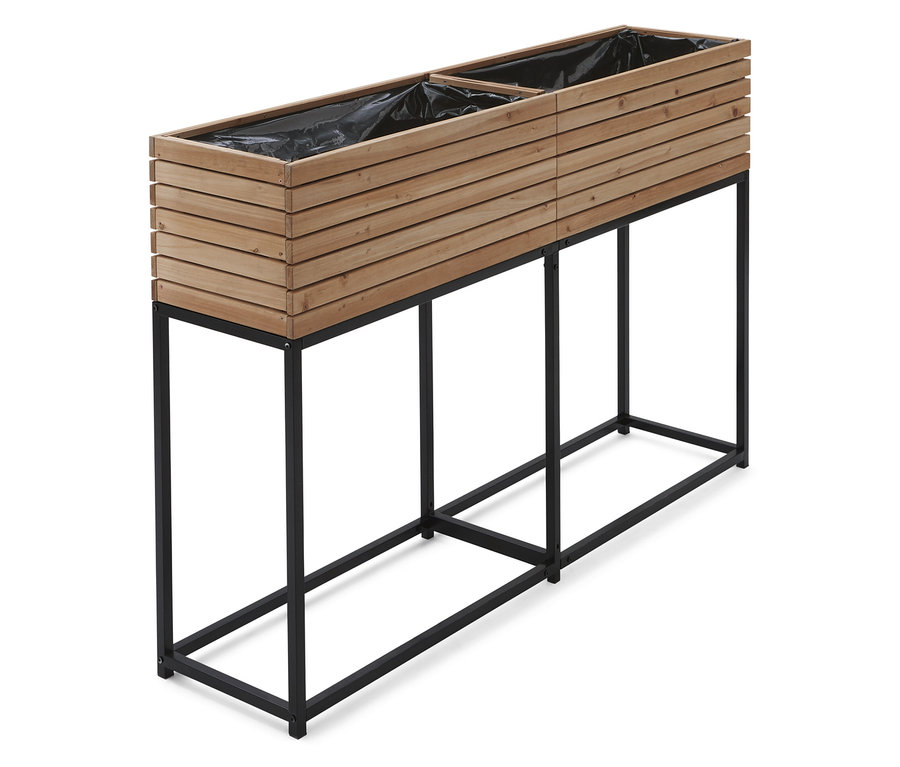 Doppelte hölzerne Pflanzkästen auf einem schwarzen Metallgestell, ausgekleidet mit schwarzem Plastik.