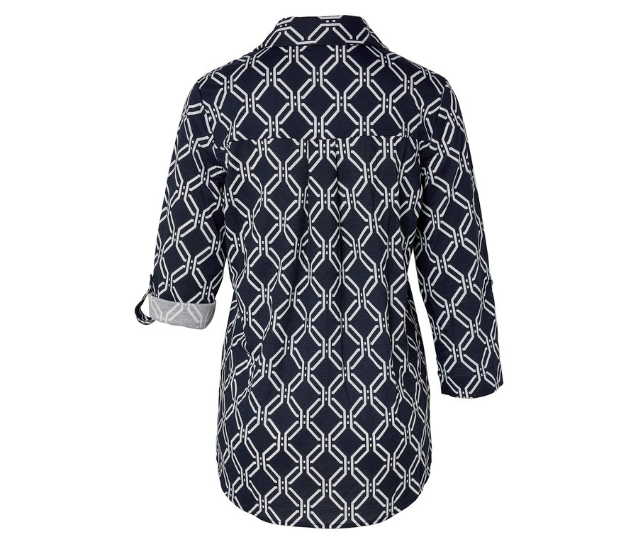 Rückansicht einer dunkelblauen Bluse mit weißem geometrischen Muster und Dreiviertelärmeln.