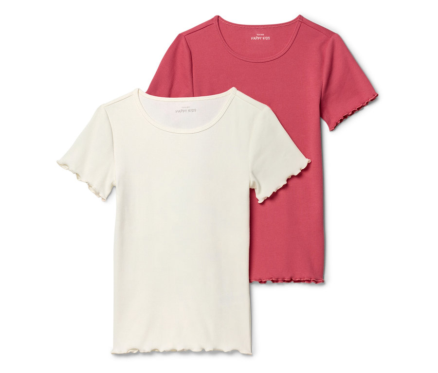 Zwei gerippte T-Shirts, eines in Cremeweiß und eines in Himbeerrot, liegen übereinander.