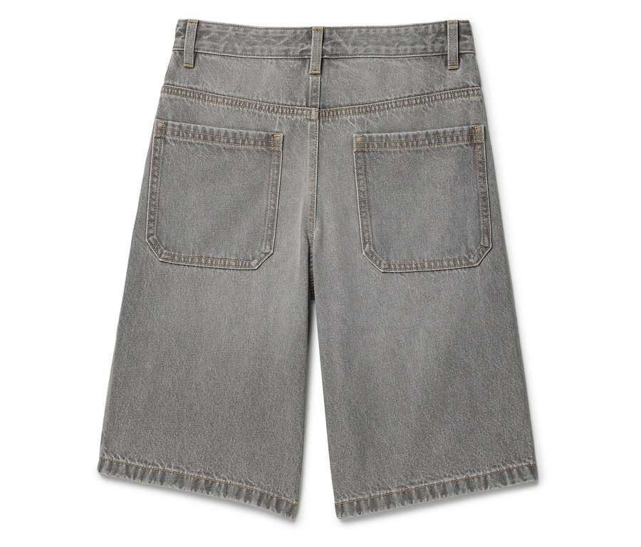 Graue Jeansshorts von hinten, mit zwei Gesäßtaschen.