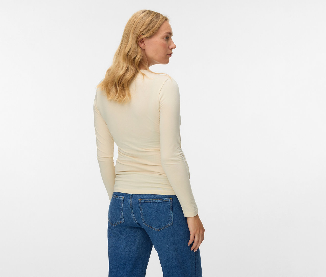 Frau von hinten in Jeans und MAMALICIOUS 2er Pack Top »MLKERRIE« in Creme.