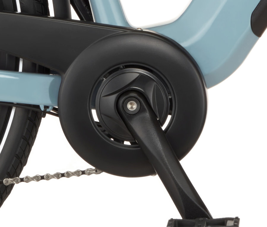 Detailaufnahme des Tretlagers und Pedals vom FISCHER Trekking-E-Bike VIATOR MOVE mit Trapez-Rahmen.