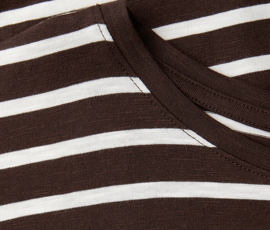 Street One T-Shirt mit braun-weißen Querstreifen und braunem Halsausschnitt.