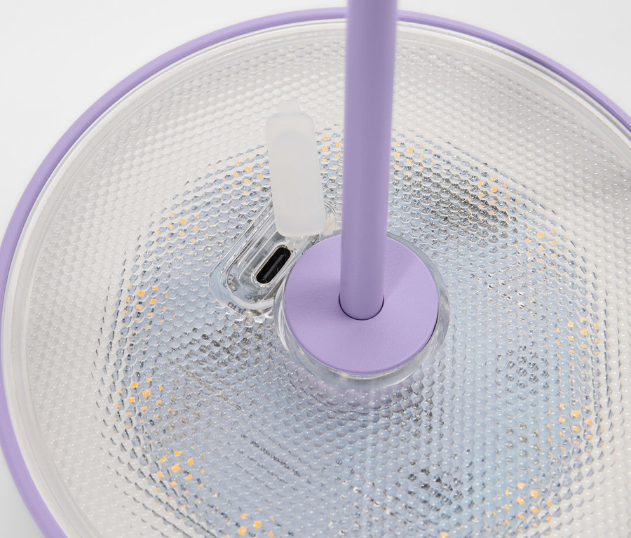 Nahaufnahme einer lilafarbenen Lampe mit LED-Lichtern und USB-Anschluss auf einem weißen Hintergrund.