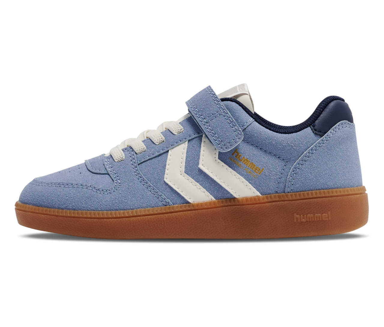 Nahaufnahme eines einzelnen blauen hummel® Sneaker Handball Perfekt CL JR mit weißen Streifen und brauner Sohle.