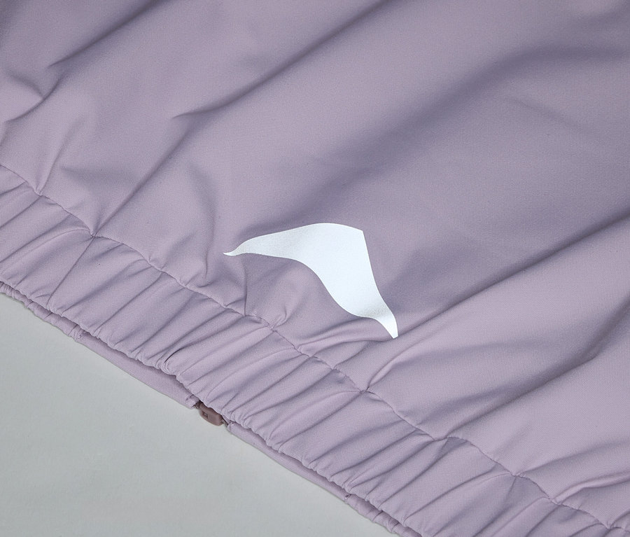 Nahaufnahme einer lila Hose mit Gummizug und weißem Logo.