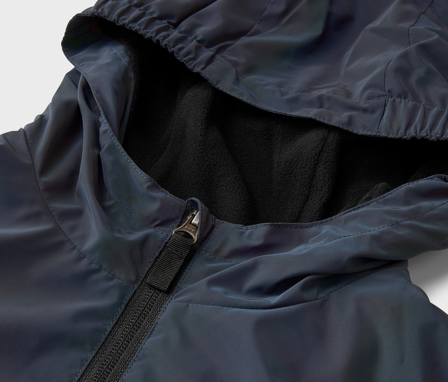 Nahaufnahme einer geöffneten, dunkelblauen Jacke mit Kapuze und schwarzem Fleecefutter.