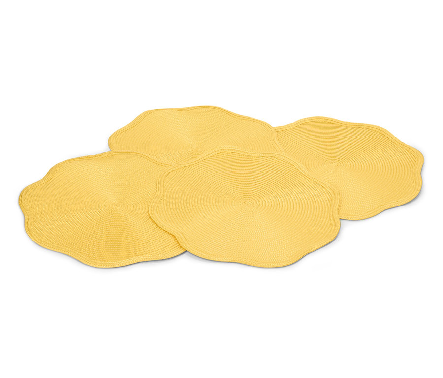 Vier gelbe, runde Platzsets mit gewelltem Rand liegen übereinander.