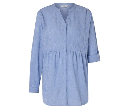 Ein blau-weiß gestreiftes Hemdkleid mit V-Ausschnitt und langen Ärmeln.