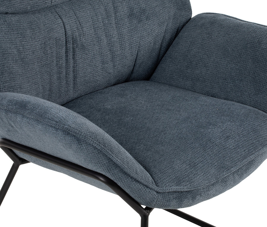 Nahaufnahme des blauen DeVries »Aliano« Sessels mit schwarzen Beinen.