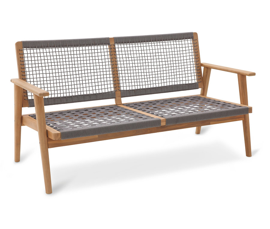 Ein hölzernes Sofa mit grauem Seilgeflecht steht auf einem weißen Hintergrund.