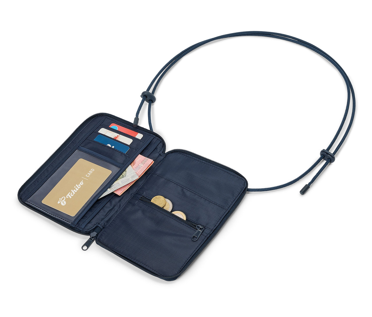 Geöffnete, marineblaue Geldbörse mit Karten, Geldschein, Münzen und einem Tchibo Gutschein, die an einem marineblauen Band hängt.