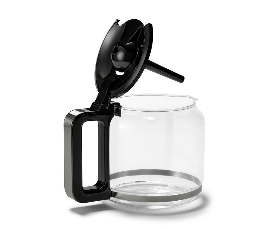 Glaskanne der »Let's Brew Elegant« Filterkaffeemaschine in Silber mit geöffnetem, schwarzem Deckel.