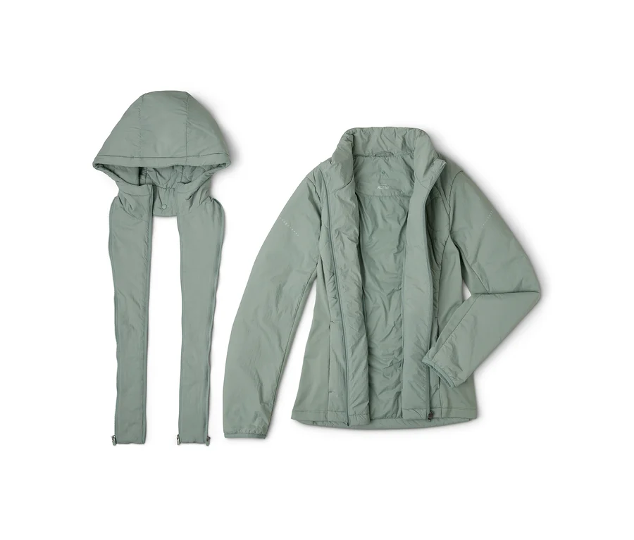 Eine hellgrüne Jacke mit Stehkragen und eine passende Kapuze mit langen Bändern liegen nebeneinander auf weißem Hintergrund.