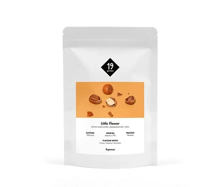 Weiße Verpackung von 19grams Little Flower Espresso mit Abbildung von Haselnüssen.