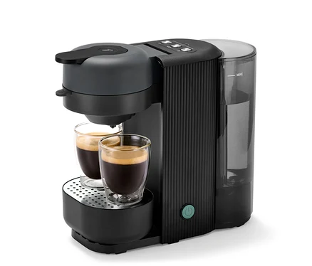 »Call me Pad« Kaffee Padmaschine Graphite mit zwei Gläsern gefüllt mit Kaffee.