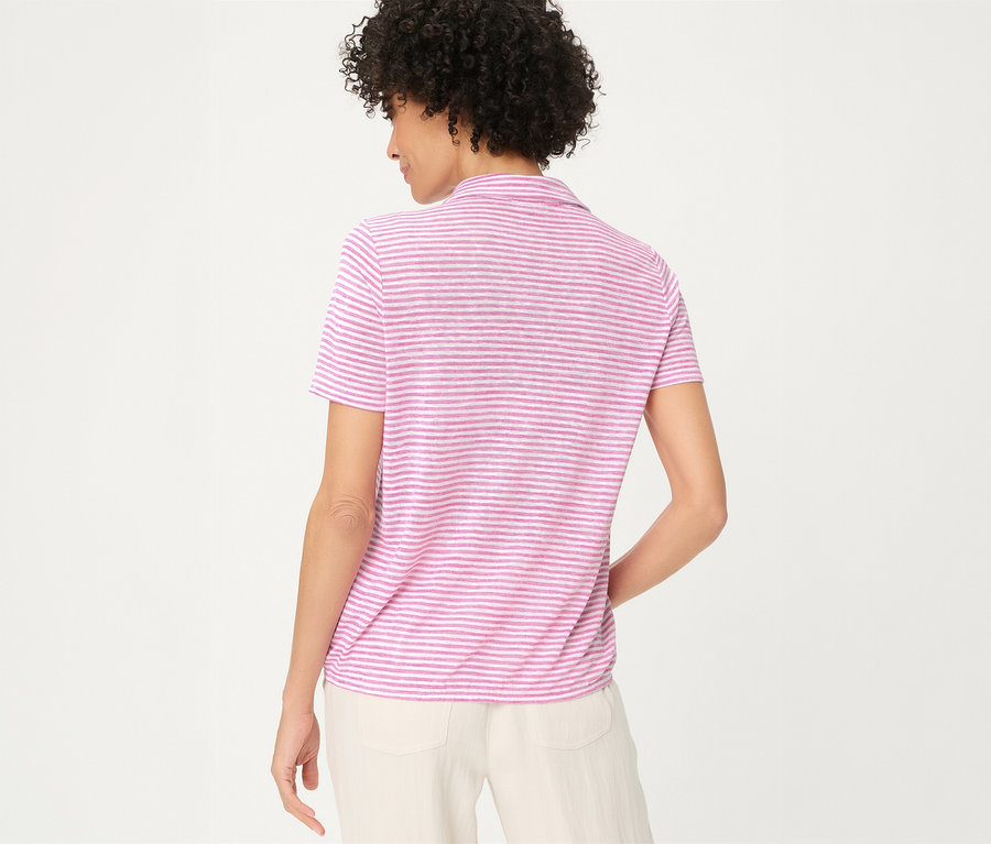 Frau von hinten, die ein rosa-weiß gestreiftes Olsen Poloshirt und helle Hosen trägt.