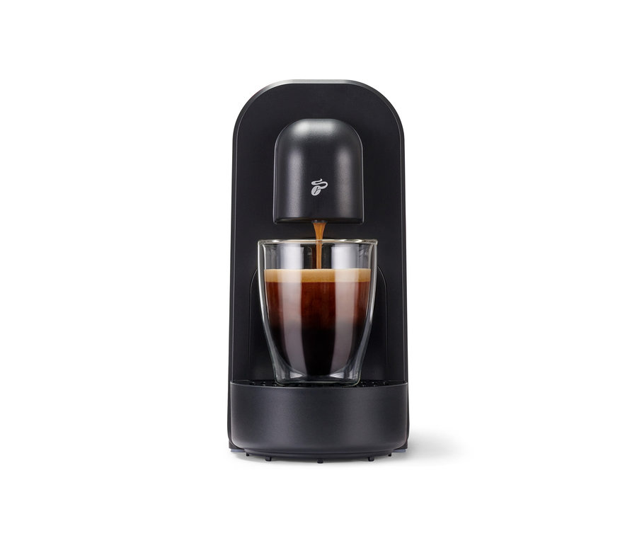 Espresso läuft aus der schwarzen Cafissimo now in ein Glas.