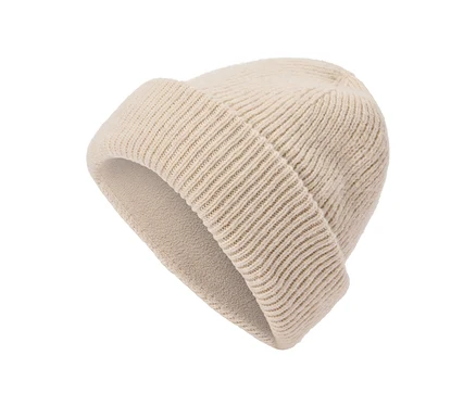 Helle, gerippte Strickmütze mit Umschlag und weichem Innenfutter.