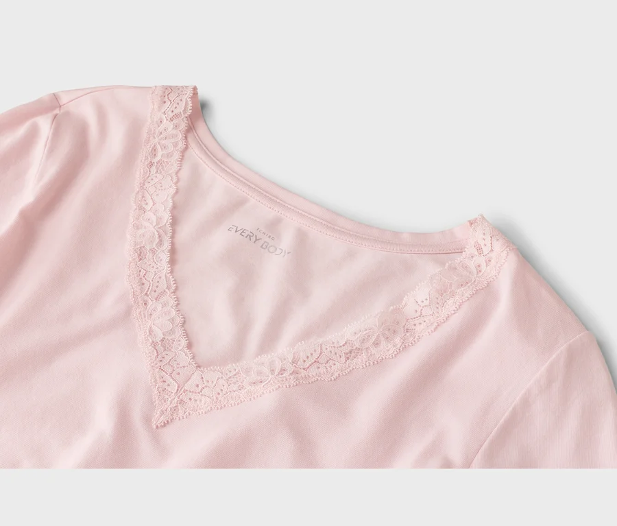 Nahaufnahme eines rosafarbenen T-Shirts mit V-Ausschnitt und Spitzenbesatz.