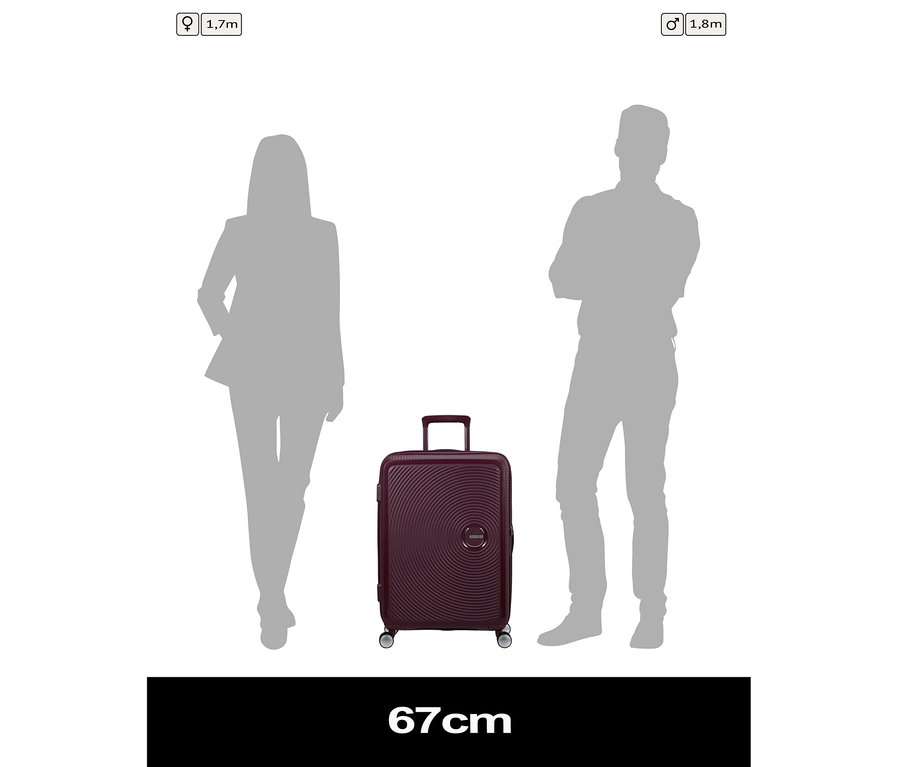 Ein 67 cm hoher American Tourister Hartschalen-Koffer »Soundbox« Spinner in Wildkirsche steht zwischen den grauen Silhouetten einer 1,7 m großen Frau und eines 1,8 m großen Mannes zum Größenvergleich.