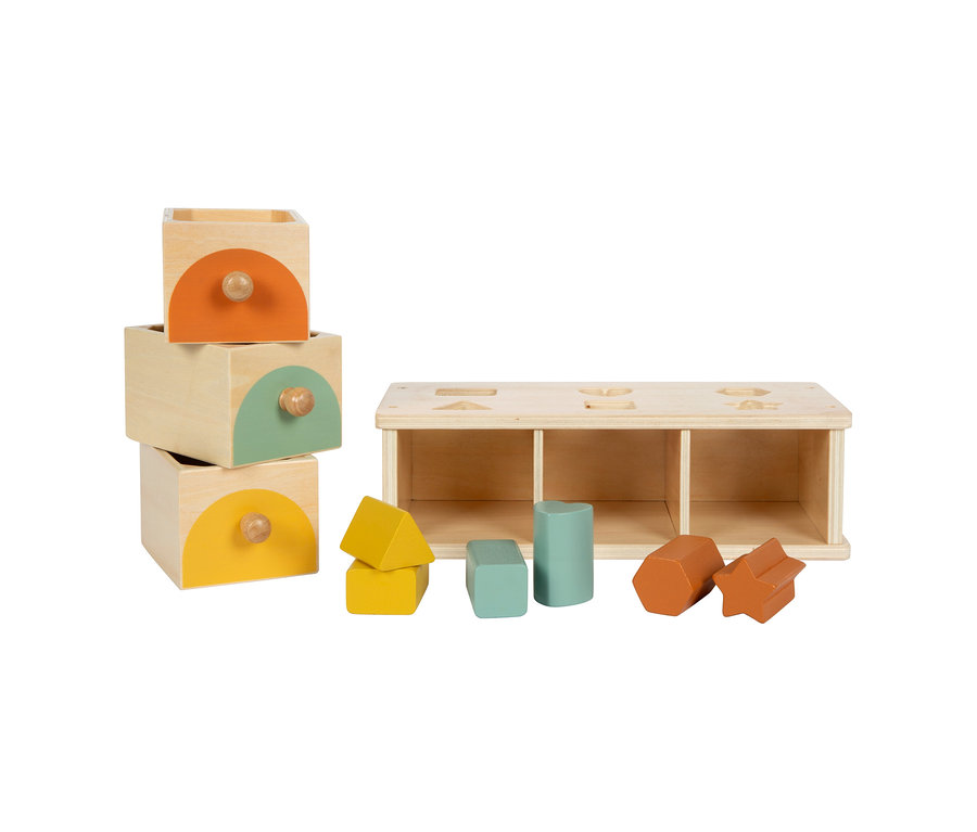 small foot Montessori-Bundle 3 mit drei gestapelten Holzschubladenboxen in Orange, Grün und Gelb sowie einer Formsortierbox mit gelben Dreiecken, blauen Rechtecken, einem türkisen Zylinder, einem orangefarbenen Sechseck und einem Sternblock.
