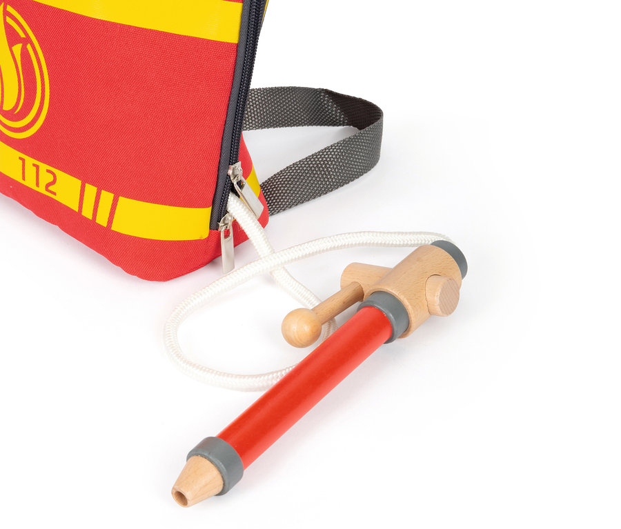 Teilansicht eines small foot Feuerwehrrucksacks und eines Spielzeug-Feuerwehrschlauchs.