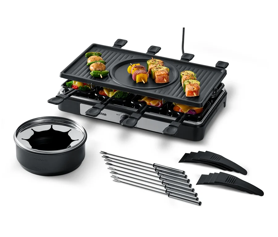 Ein 2-in-1-Raclette-und-Fondue-Gerät mit aufgespießten Speisen auf dem Grill und in Pfannen.
