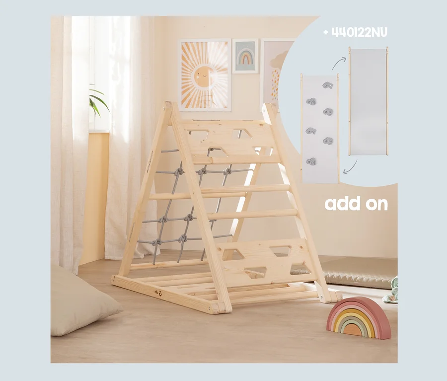 Ein hölzernes roba Kletterdreieck für Kinder mit grauem Netz und einer Kletterwand-Erweiterung.