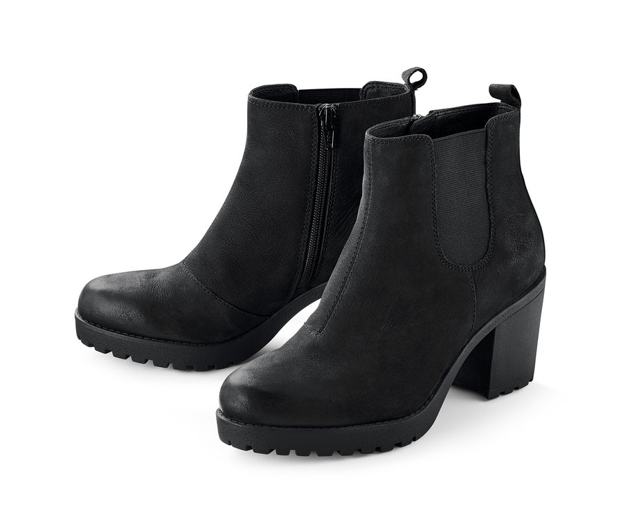 Zwei Leder-Stiefeletten mit Absatz, eine mit Reißverschluss.