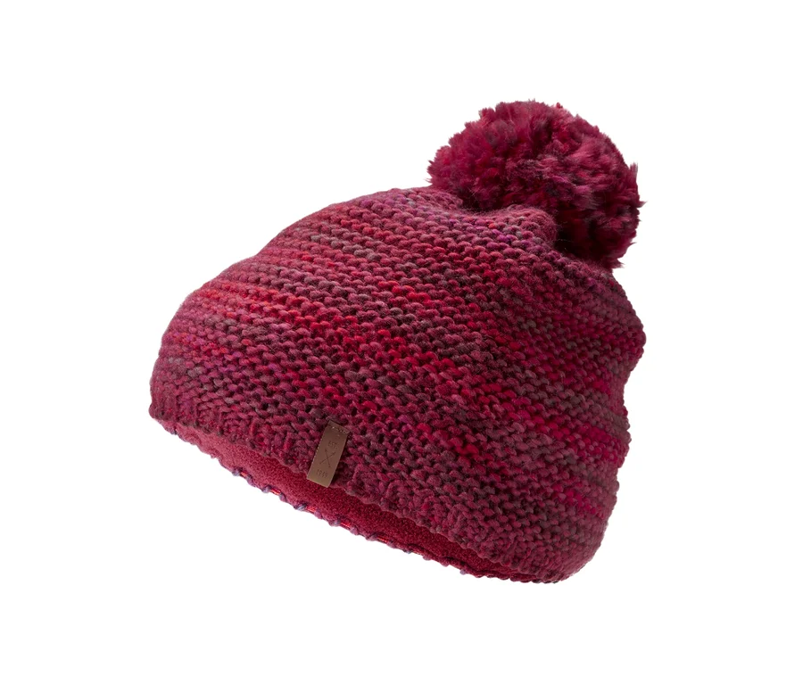 Detailaufnahme einer roten Strickmütze.