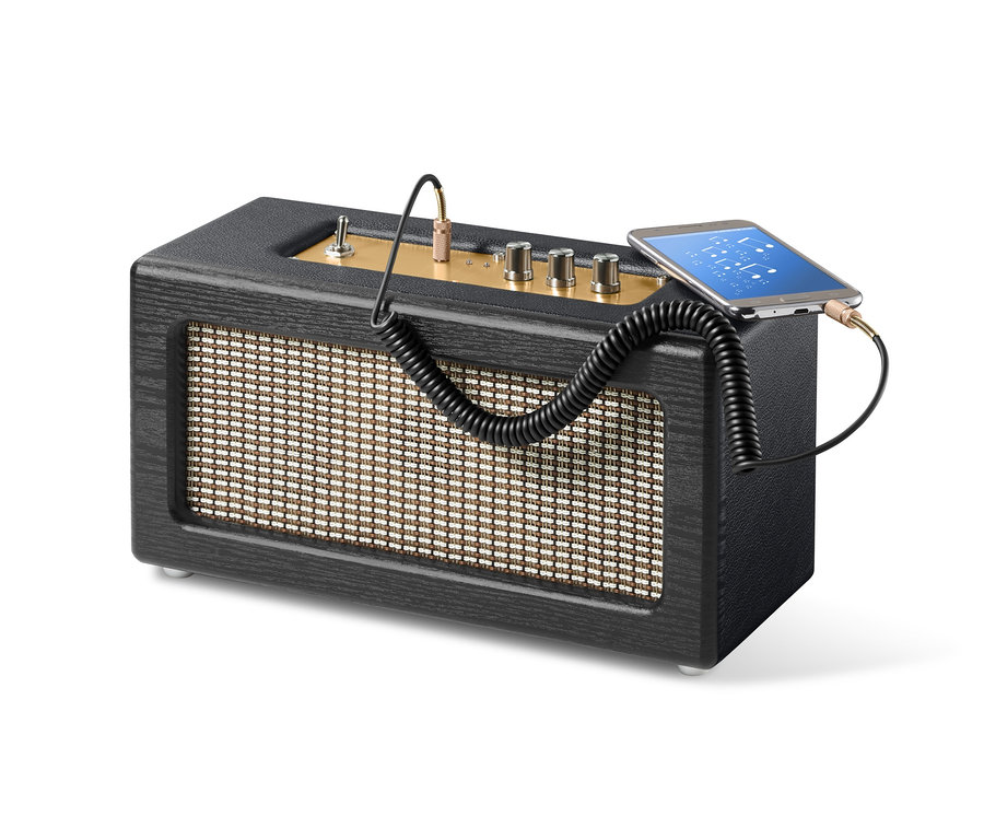 Retro-Bluetooth-Lautsprecher mit Kabelverbindung zu einem Smartphone.