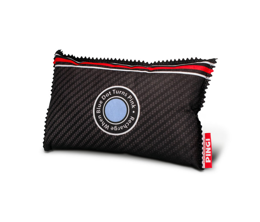 Ein schwarzes Pingi-Auto-Luftentfeuchterkissen mit einem blauen Feuchtigkeitsindikator in der Mitte.