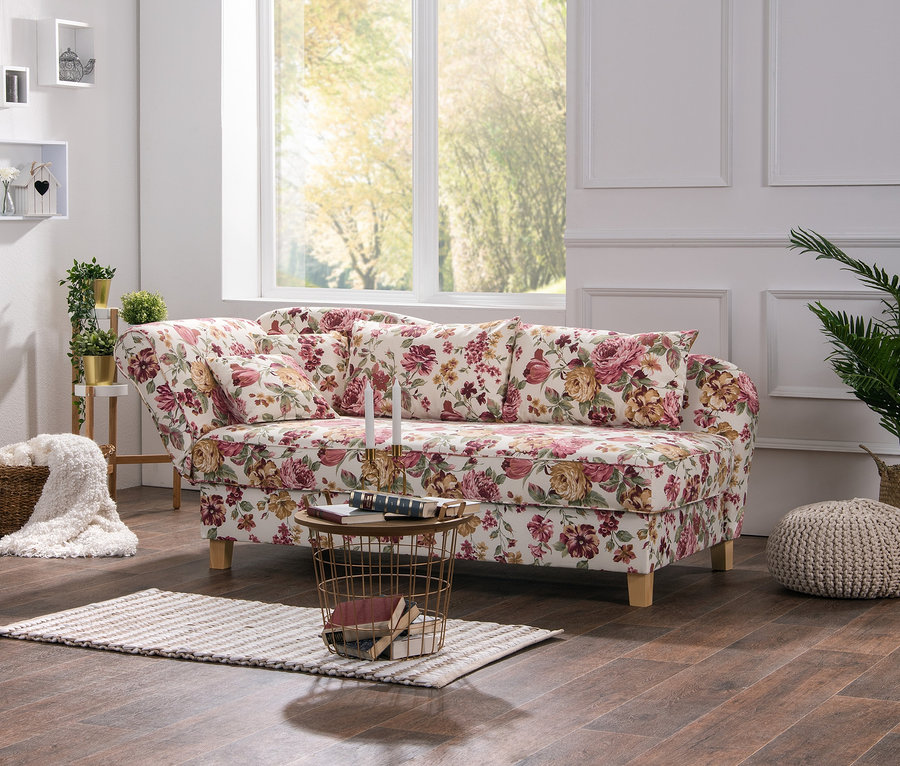 Wohnzimmer mit weißem Bücherregal und blumiger Max-Winzer®-Recamiere »Saturn« mit Stauraum.