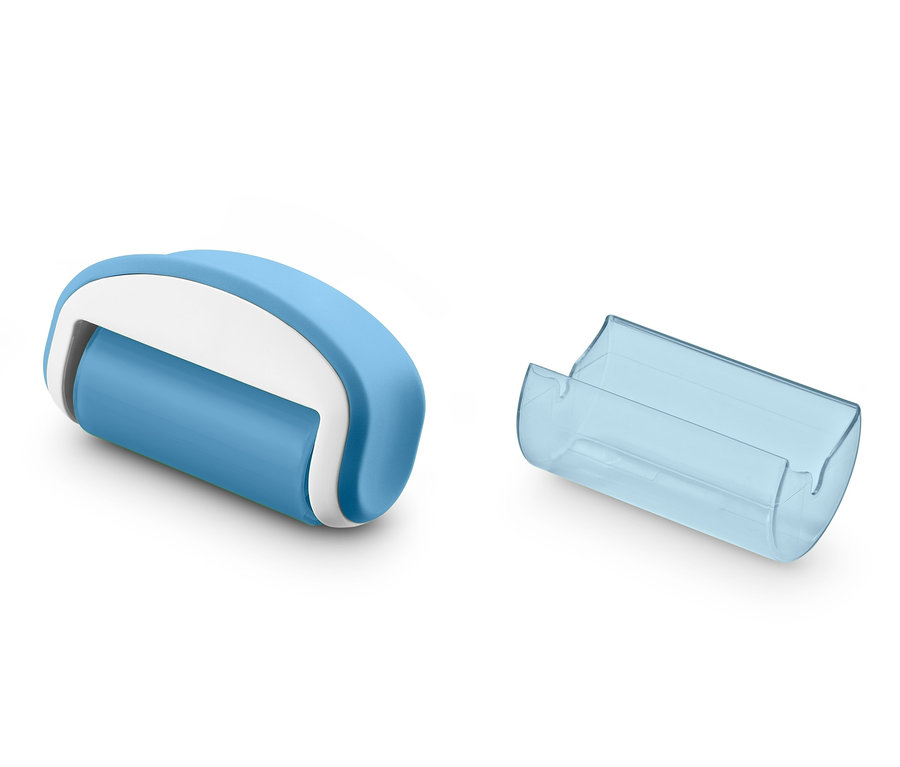 Ein blauer Fusselroller und eine transparente Plastikabdeckung.