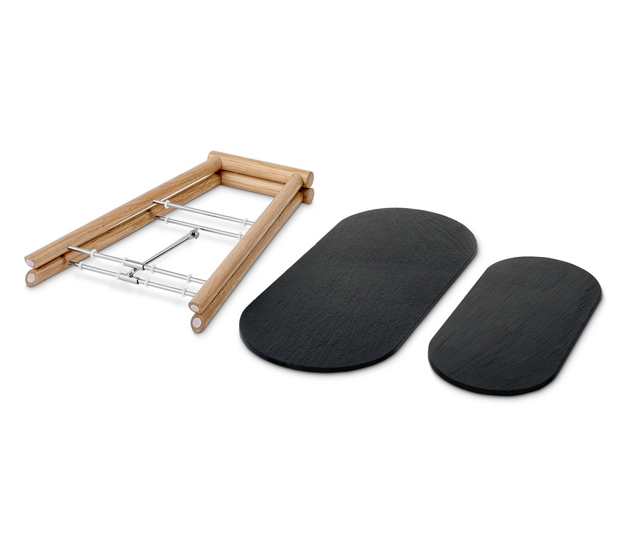 Eine zerlegte Etagere mit zwei schwarzen Platten auf weißem Hintergrund.